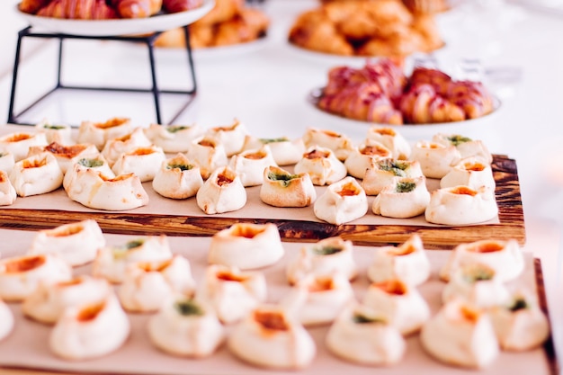 Biscotti di pasticceria e croissant dolci dolci serviti in occasione di eventi di beneficenza cibo bevande e concetto di menu a...