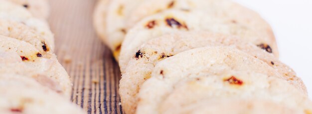 Biscotti di pasticceria e croissant dolci serviti in occasione di eventi di beneficenza cibo bevande e concetto di menu a...