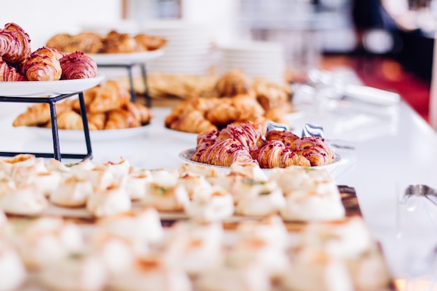 Biscotti di pasticceria e croissant dolci serviti in occasione di eventi di beneficenza cibo bevande e concetto di menu a...