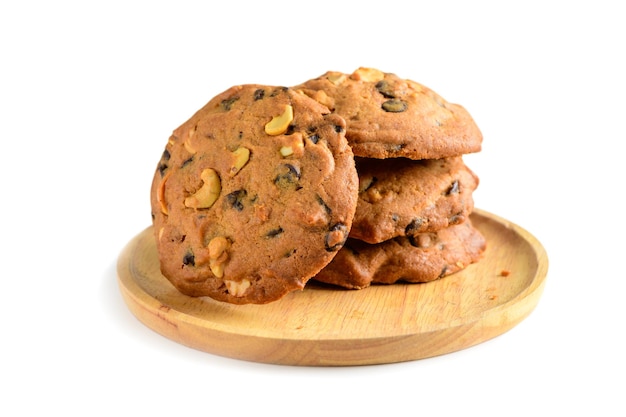 Biscotti di pasticceria fatti in casa su un piatto di legno isolato su sfondo bianco