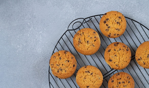 Biscotti di pepita di cioccolato al forno freschi sulla griglia di raffreddamento