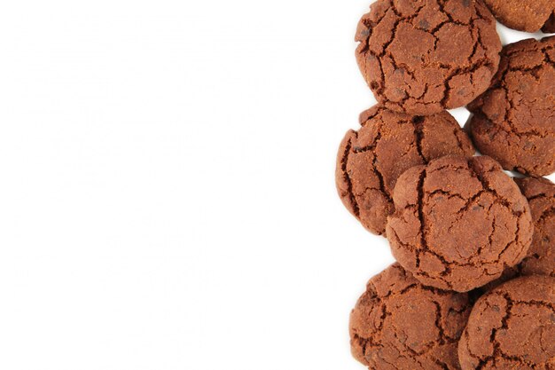 Biscotti di pepita di cioccolato isolati su priorità bassa bianca