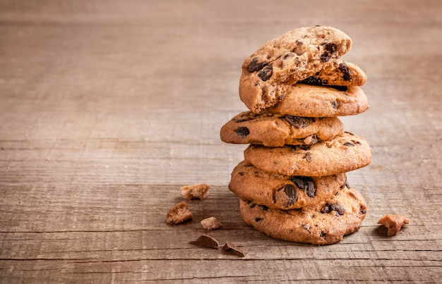 Biscotti di pepita di cioccolato su legno