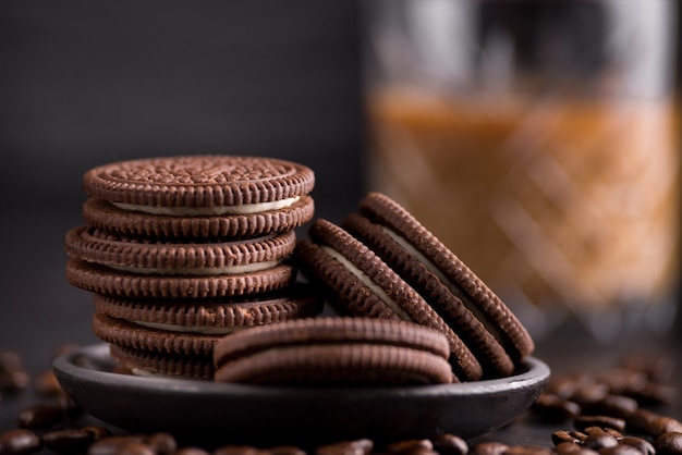 Biscotti di pepita di cioccolato sul nero