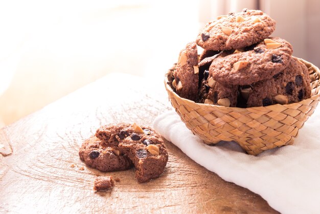 Biscotti di pepita di cioccolato sul tovagliolo sulla tavola di legno. I biscotti di pepita di cioccolato impilati si chiudono su