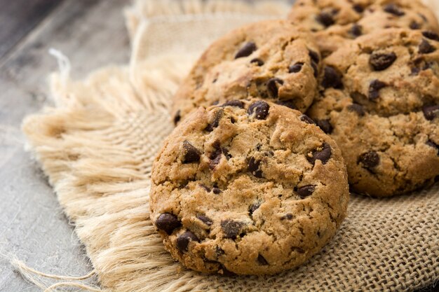 Biscotti di pepita di cioccolato sulla fine di legno della tavola su