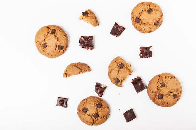 Biscotti di pepita rotti al cioccolato con pezzi di cioccolato.