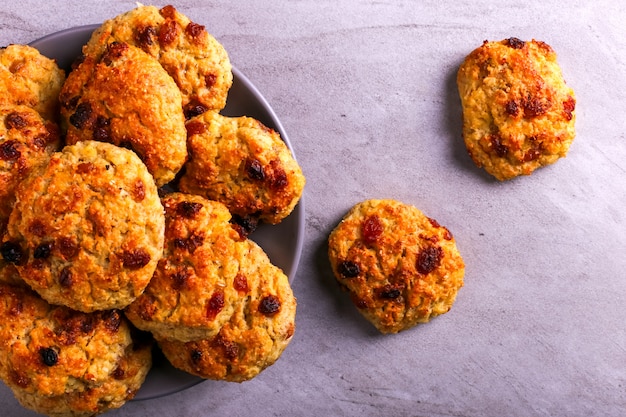 Biscotti di ricotta e fiocchi d'avena al forno con uvetta. Nutrizione sana, dieta alimentare.