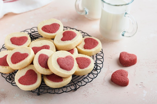 Biscotti di San Valentino Biscotti di pasta frolla all'interno di un dolce cuore rosso su piatto rosa su sfondo rosa Festa della mamma Festa della donna Dolci vacanze cottura Vista dall'alto