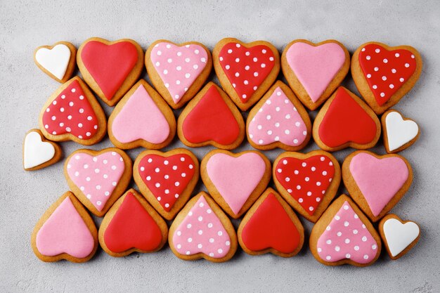 Biscotti di San Valentino su sfondo grigio vista dall'alto