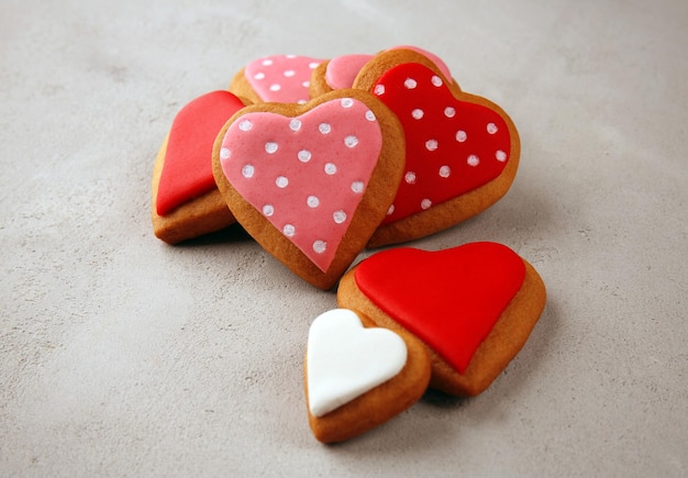 Biscotti di San Valentino su sfondo grigio