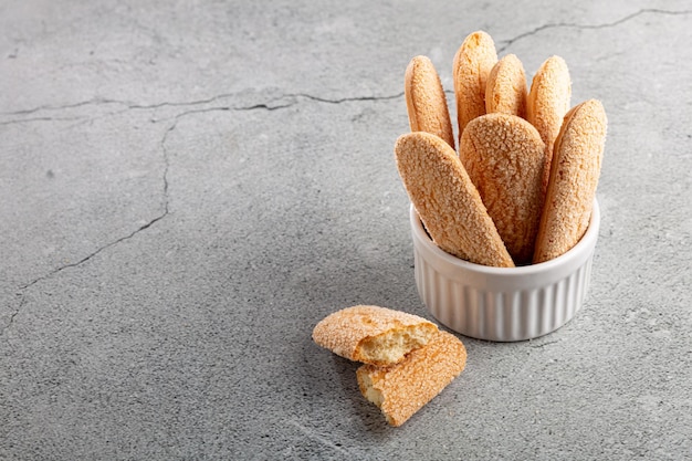 Biscotti di savoiardi sul tavolo