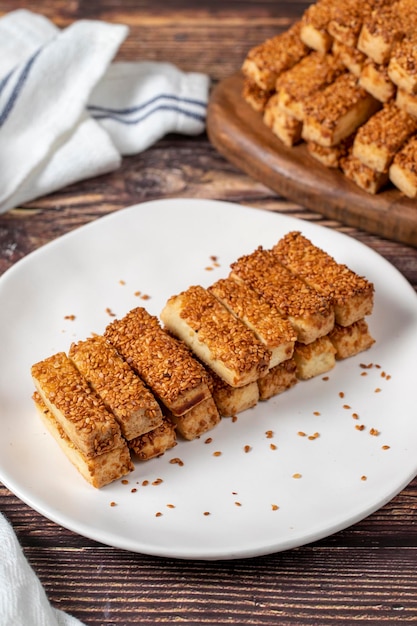 Biscotti di sesamo Prodotti da forno Biscotti salati di sesamo sullo sfondo di legno da vicino