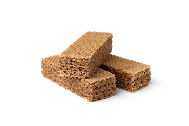 Biscotti di wafer scuro isolati su sfondo bianco.