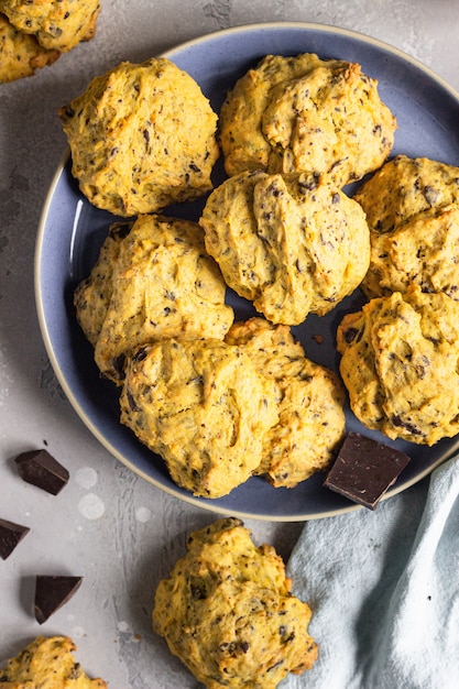 Biscotti di zucca appena sfornati con fiocchi d'avena e gocce di cioccolato. Spuntino salutare per colazione.