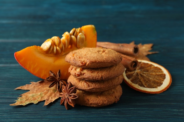 Biscotti di zucca su fondo di legno blu, fine su.