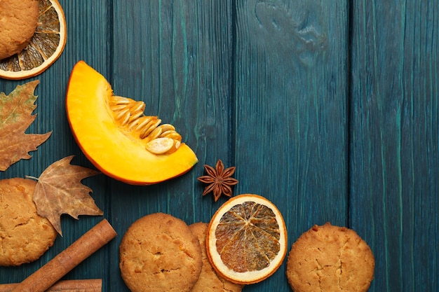 Biscotti di zucca su fondo di legno blu, spazio per il testo.