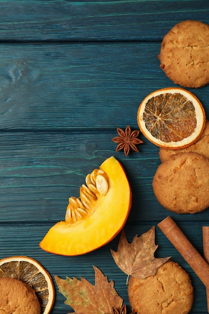 Biscotti di zucca su fondo di legno blu, spazio per il testo.