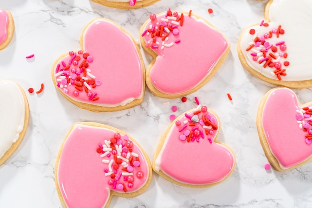 Biscotti di zucchero a forma di cuore con glassa reale