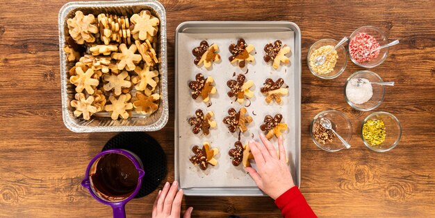 Biscotti di zucchero a forma di fiocchi di neve, cioccolato, noci di noce schiacciate, forno per le vacanze