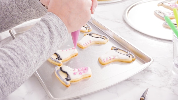 Biscotti di zucchero a forma di pattino con glassa con glassa reale.