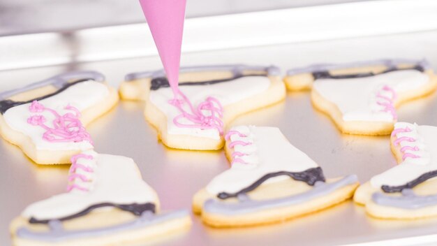 Biscotti di zucchero a forma di pattino con glassa con glassa reale.