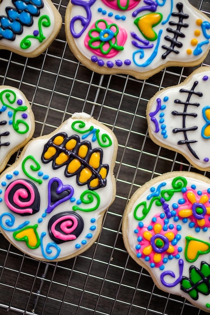 Biscotti di zucchero a forma di teschio di zucchero decorati con glassa reale colorata per la festa di DÃƒÂÂ de Muertos-Day of the Dead.