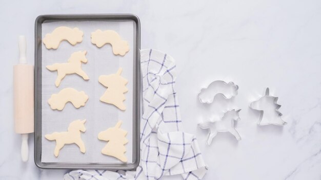 Biscotti di zucchero a forma di unicorno sulla teglia.