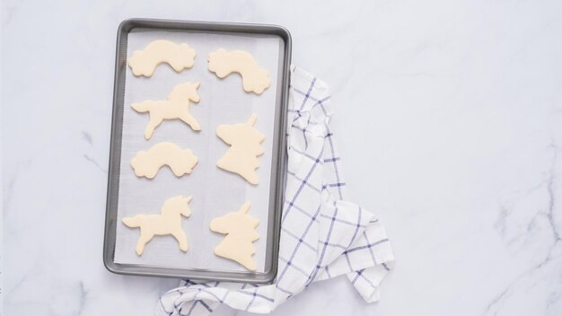 Biscotti di zucchero a forma di unicorno sulla teglia.