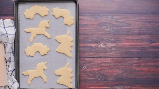 Biscotti di zucchero a forma di unicorno sulla teglia.