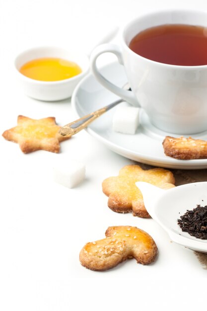 Biscotti di zucchero con tè nero