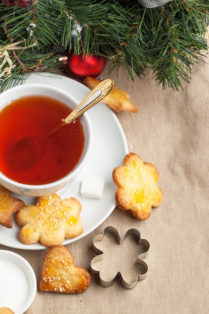 Biscotti di zucchero con tè nero