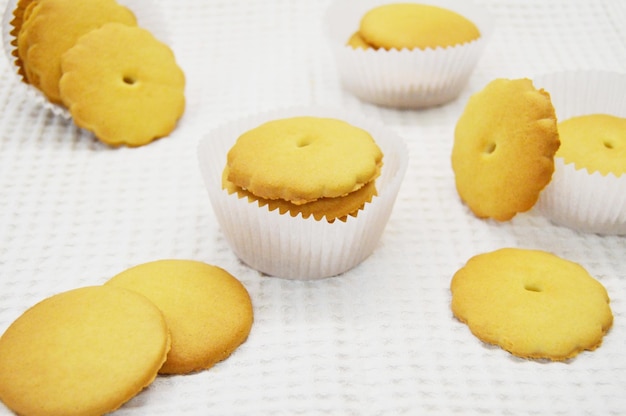 biscotti di zucchero con un fiore con un centro strizzato