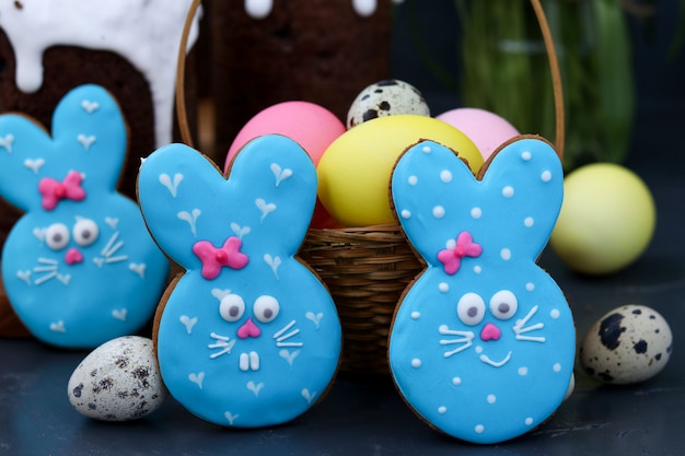 Biscotti di zucchero coniglietto di Pasqua, adorabili biscotti a forma di animale come un simpatico coniglio blu