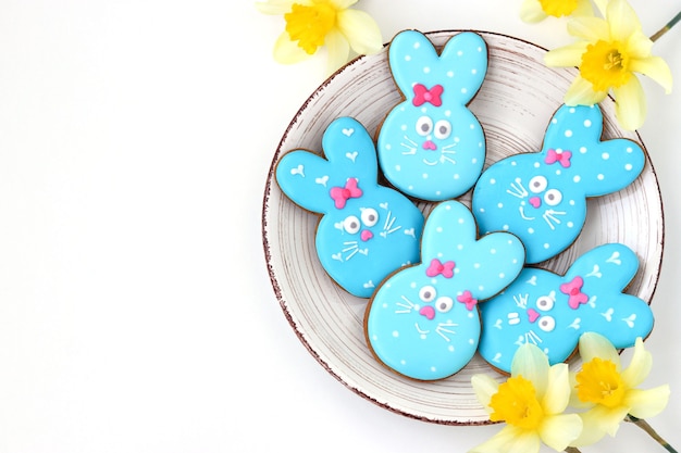 Biscotti di zucchero del coniglietto di Pasqua, biscotti adorabili a forma di animali come un simpatico conigli blu su sfondo bianco