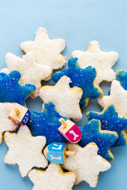 Biscotti di zucchero glassati a mano con stelle bianche e blu di Hanukkah,