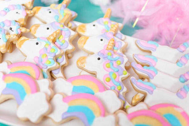 Biscotti di zucchero unicorno decorati con glassa reale alla festa di compleanno dei bambini.