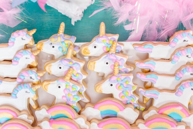 Biscotti di zucchero unicorno decorati con glassa reale alla festa di compleanno dei bambini.