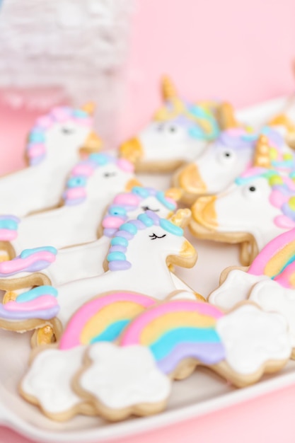 Biscotti di zucchero unicorno decorati con glassa reale alla festa di compleanno dei bambini.