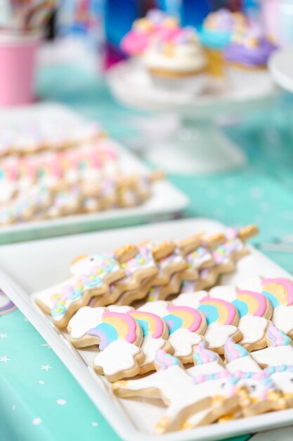 Biscotti di zucchero unicorno sul vassoio da portata alla festa di compleanno della bambina.