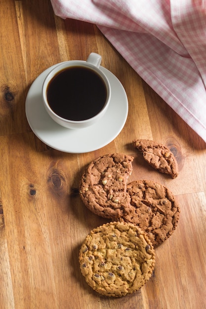 Biscotti dolci al cioccolato e tazza di caffè