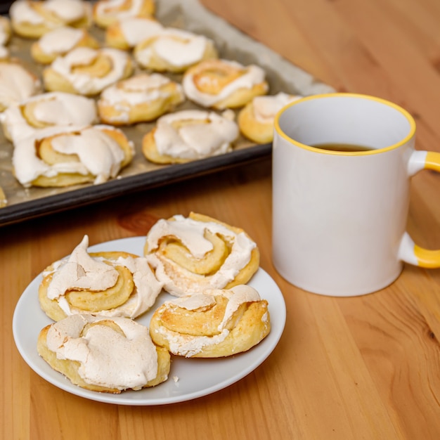 Biscotti dolci al forno con meringa