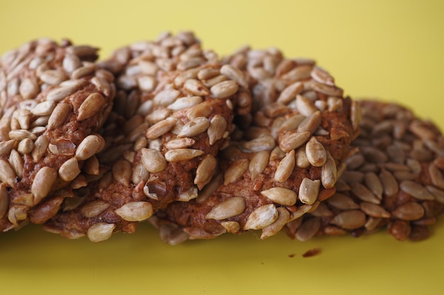 Biscotti dolci al sesamo su sfondo nero