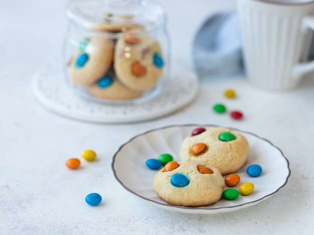 Biscotti dolci con caramelle colorate