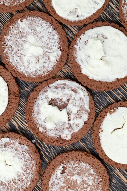 Biscotti dolci con ripieno di latte