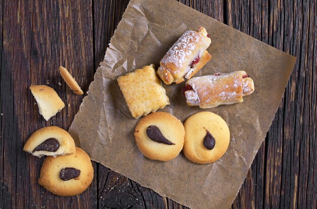 Biscotti dolci saporiti sulla tavola di legno rustica, vista superiore