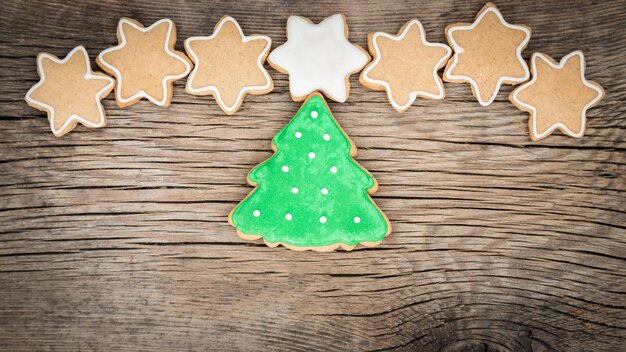 Biscotti dolci tradizionali di Natale su fondo di legno