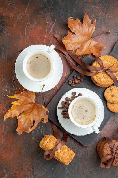 Biscotti dolci vista dall'alto con una tazza di caffè su uno sfondo scuro biscotto tè dolce coppia amore torta di colore mattutino