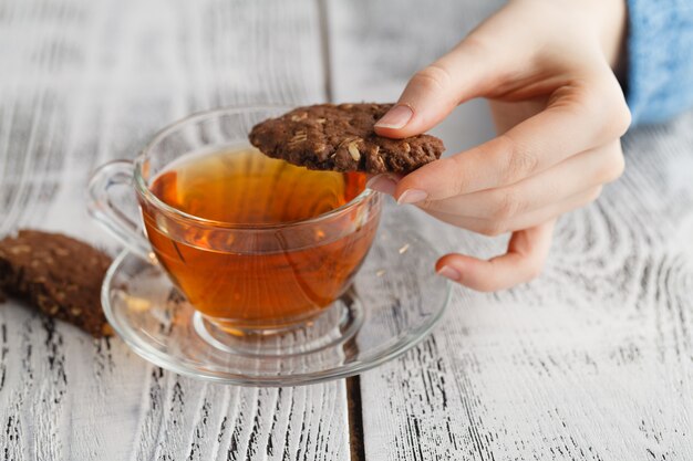 Biscotti dunk ragazza nel tè