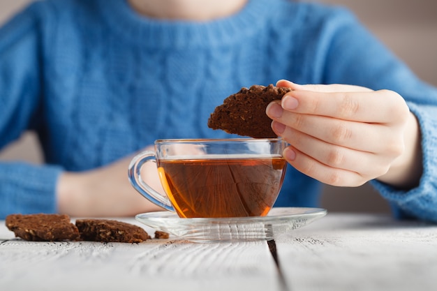 Biscotti dunk ragazza nel tè